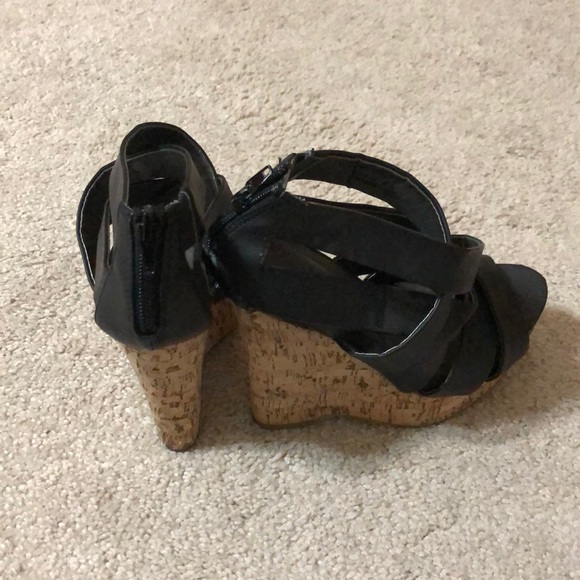 Black wedges with zipper back - Picture 2 of 2